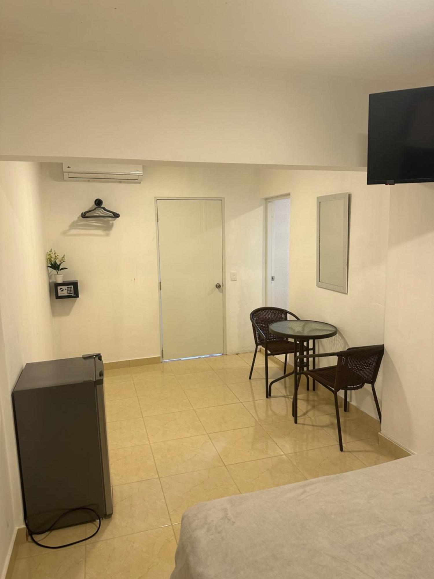 Hillmon'S Hotel Bar Lounge Sosua Room photo